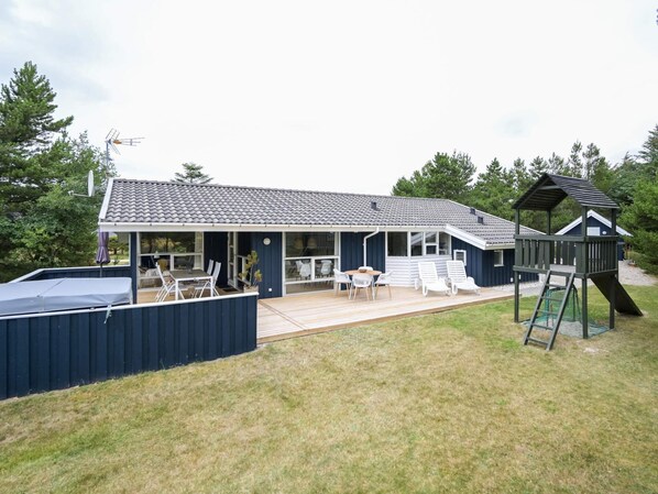 House | Outdoor dining - 6 Person Holiday Home in Blavand (Blavand)