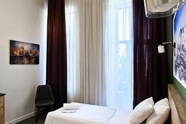 Ropa de cama hipoalergénica, escritorio y sistema de insonorización