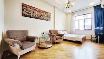 City Apartment | Hypo-allergenic bedding, desk, soundproofing, iron/ironing board