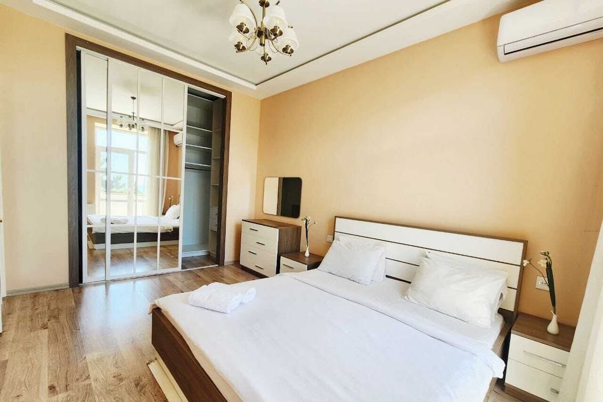 Panorama appartement | Hypoallergeen beddengoed, een bureau, geluiddichte muren