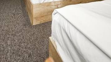 Quarto triplo superior | Roupas de cama antialérgicas, escrivaninha, quartos à prova de som