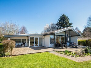 A modern house with a covered patio, a lawn, and a garden. - 6 Person Holiday Home in Sydals-by Traum (Sydals)