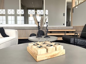 Una sala moderna con una mesa de centro redonda, un sofá y un banco.