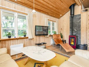 Una habitación acogedora con chimenea, televisor y un espacio de estar confortable.