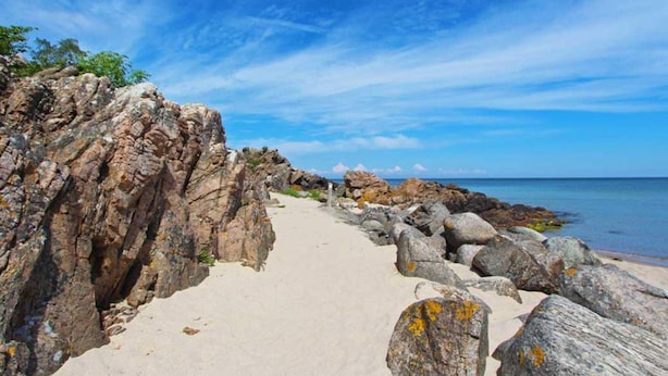 A rocky beach path leading to the sea with clear skies. - Seaside Bliss in Sandkas - By Traum Ferienwohnungen (Allinge)