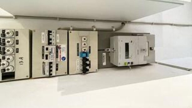 Een bedieningspaneel met diverse meters en schakelaars, waarschijnlijk voor het monitoren van elektrische systemen.