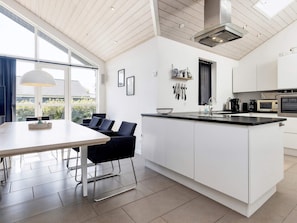 Hus | Eget kjøkken | Kokeplater og høy barnestol