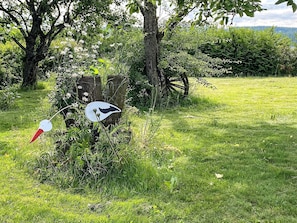 A rural landscape with a wooden signpost featuring a bird and a directional arrow. - 4 Star Holiday Home in Vastra Amtervik (Vastra Amtervik)