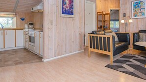 Un intérieur moderne comprenant une cuisine, un coin repas et un salon.