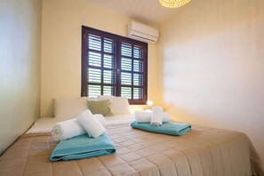 3 habitaciones, tabla de planchar con plancha, wifi y ropa de cama 