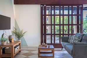 TV, offices - Family-Friendly Tropical Retreat at Blue Bay (Sint Michiel)