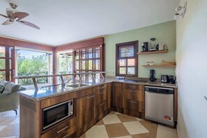 Fridge, oven, stovetop, dishwasher - Family-Friendly Tropical Retreat at Blue Bay (Sint Michiel)