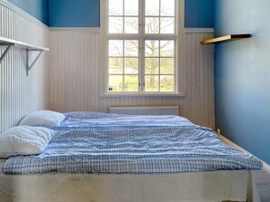 A bedroom with a bed, a window, and a radiator. - 4 Star Holiday Home in Morlunda (Mörlunda)