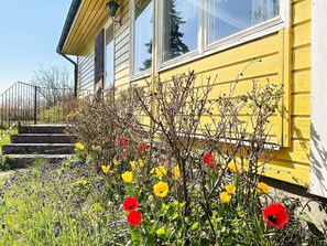 A yellow house with a stone staircase leading to the front door. - 6 Person Holiday Home in Borgholm (Borgholm)