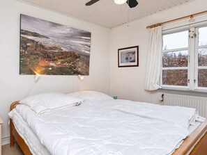 House | 4 bedrooms, individually furnished - 6 Person Holiday Home in Thyholm (Thyholm)