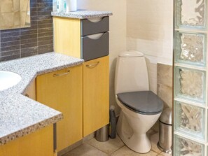 House | Bathroom - 8 Person Holiday Home in Hojslev (Hojslev)