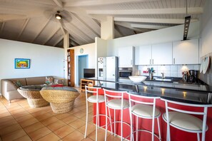 Kjøleskap, ovn, kokeplater og oppvaskmaskin