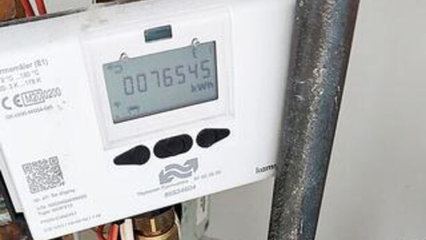 Contatore digitale dell'acqua con display che indica 0076545 kWh.