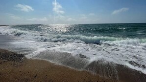 A beach with waves and a clear sky. - 6 Person Holiday Home in Laeso (Læsø)