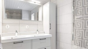 House | Bathroom - 12 Person Holiday Home in Salen (Salen)