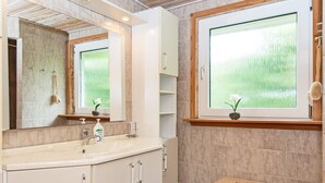House | Bathroom - 8 Person Holiday Home in Borkop (Borkop)