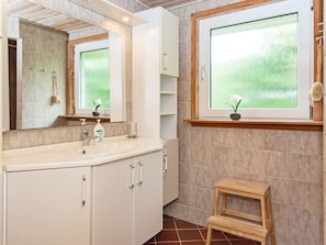 House | Bathroom - 8 Person Holiday Home in Borkop (Borkop)