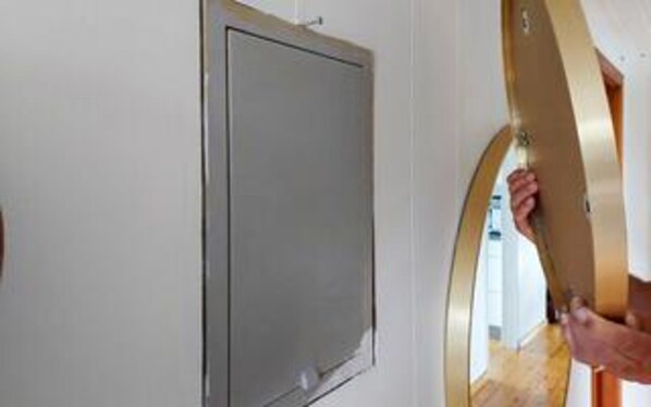 Une personne est en train d’installer une porte dotée d’un cadre métallique.