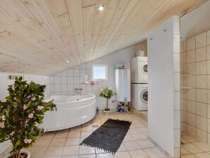 House | Spa treatment - 6 Person Holiday Home in Hemmet (Hemmet)