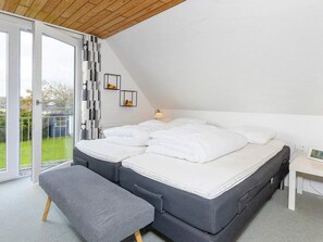 House | 4 bedrooms, individually furnished - 8 Person Holiday Home in Blokhus (Blokhus)