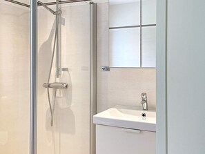 House | Bathroom - 4 Person Holiday Home in Uddevalla (Uddevalla)