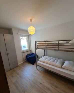 2 chambres, lit de bébé portatif, Wi-Fi, literie fournie