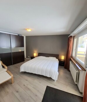 2 bedrooms, travel crib, WiFi, bed sheets