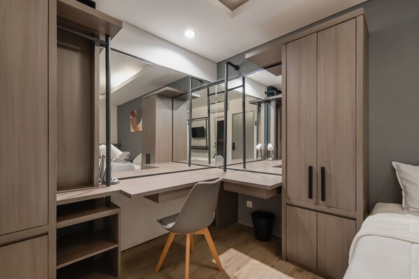 Escritorio, wifi gratis y ropa de cama