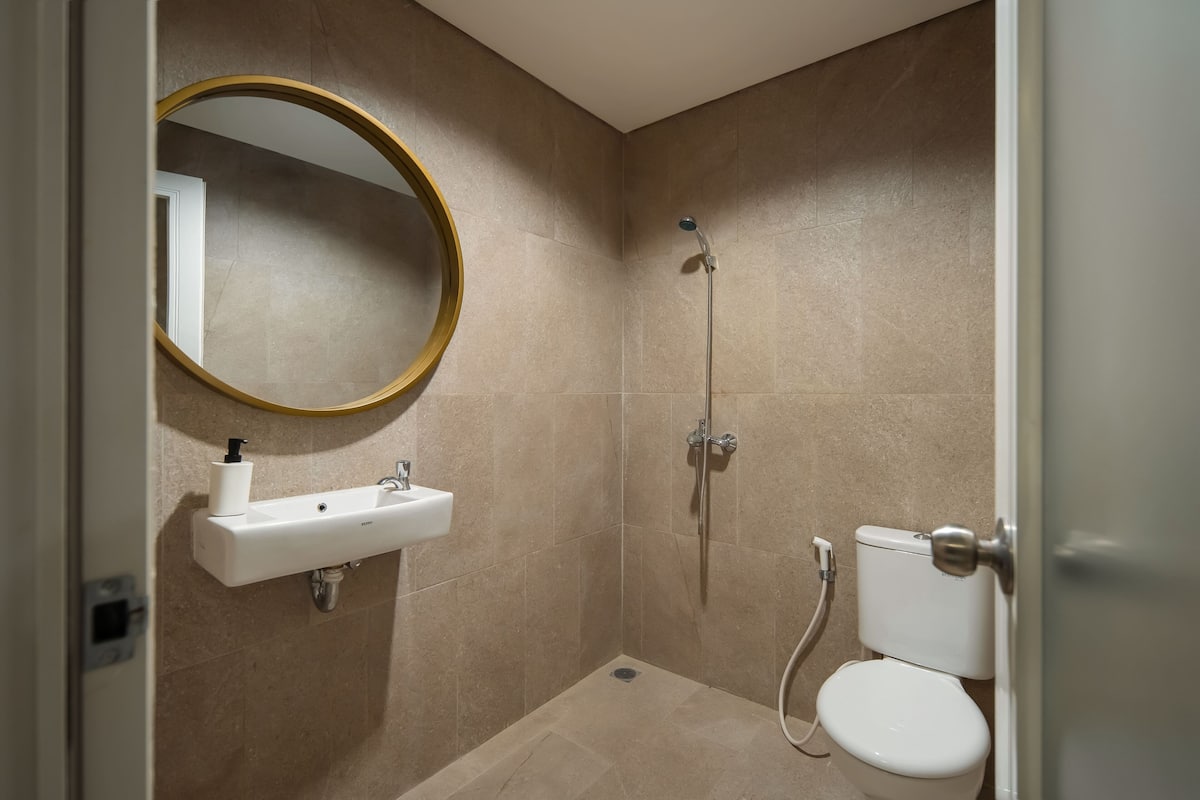 Shower, hydromassage showerhead, towels