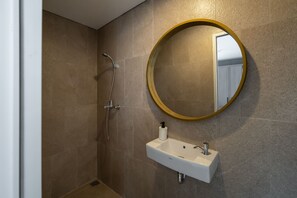 Shower, hydromassage showerhead, towels