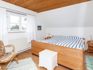 House | 4 bedrooms, individually furnished - 9 Person Holiday Home in Lokken (Lokken)