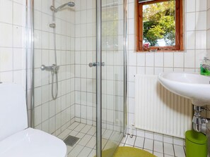 House | Bathroom - 9 Person Holiday Home in Lokken (Lokken)