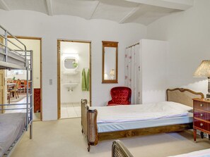 House | 12 bedrooms, individually furnished