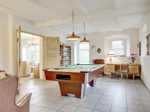 A room with a pool table, a bookshelf, a desk, and a chair. - 5 Star Holiday Home in Spottrup (Spøttrup)