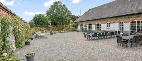 House | Outdoor dining