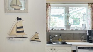 Eine Küche mit Fenster, Spüle und einem Geschirrspüler von Siemens.