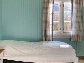 House | 4 bedrooms, individually furnished - 6 Person Holiday Home in Averoy (Averoy)