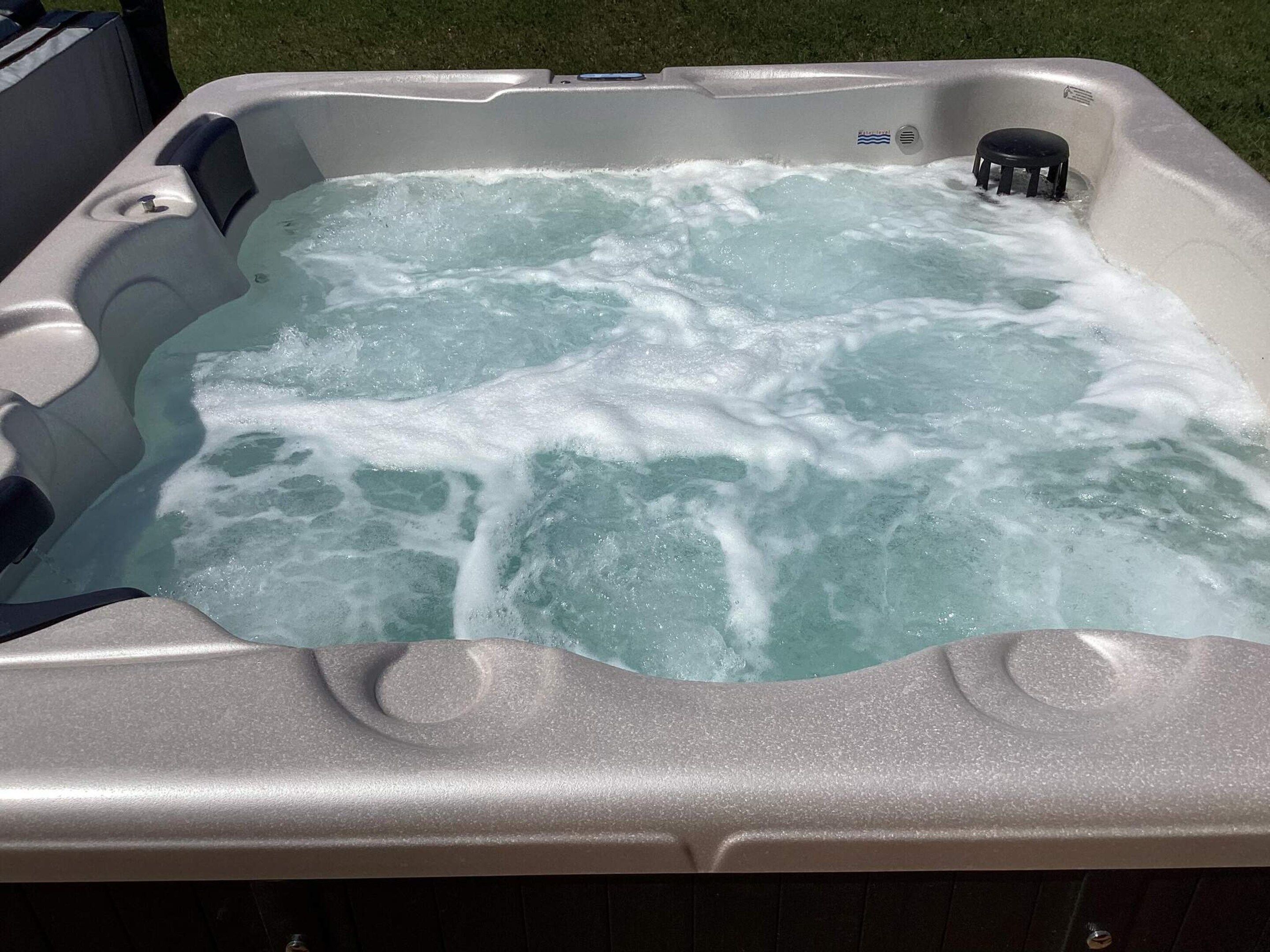Een jacuzzi met een zichtbare afvoer en bedieningspaneel.