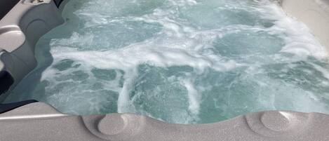 Un jacuzzi con desagüe visible y panel de control.