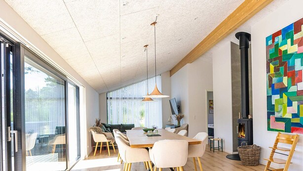 Un comedor moderno con una mesa grande, sillas y una chimenea.