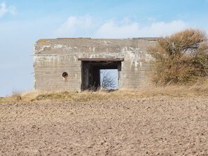 Ein Betongebäude mit einer Tür und einem kleinen Rundfenster.