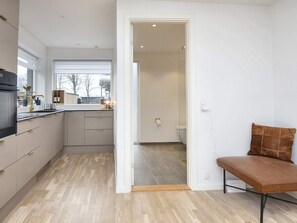 A modern kitchen with a built-in oven, a window, and a view of the outside. - 4 Star Holiday Home in Ebeltoft (Ebeltoft)