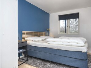 A bedroom with a bed, a desk, and a window. - 4 Star Holiday Home in Ebeltoft (Ebeltoft)