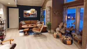 Ein gemütliches Wohnzimmer mit einer Couch, einem Couchtisch und Dekorationselementen.