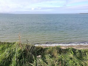 A coastal landscape with a view of the sea and a grassy foreground. - 6 Person Holiday Home in Struer (Struer)